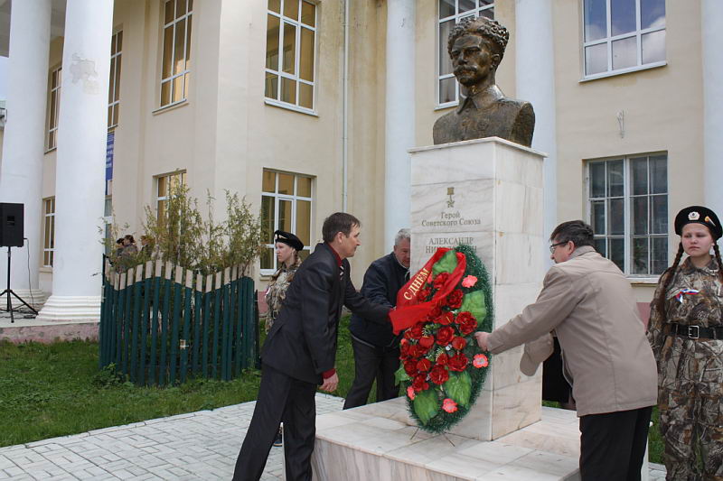 14:55. Сегодня в Козловке прошел митинг памяти, посвященный Герою Советского Союза А.Ленкину и 67-й годовщине Великой Победы